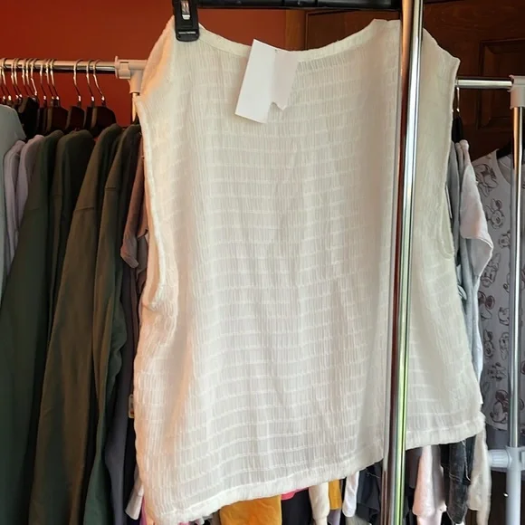 Calvin Klein top. - Picture 5 of 9